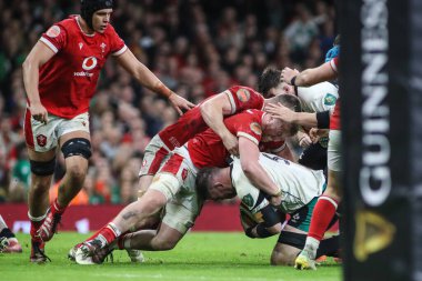 İrlandalı Peter OMahony, 22 Şubat 2025 tarihinde İngiltere 'nin Cardiff kentindeki Principality Stadyumu' nda oynanan Galler - Galler maçı sırasında Galli Tommy Reffell tarafından yenildi.