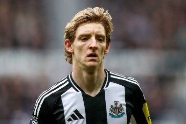 Newcastle United takımından Anthony Gordon, İngiltere 'nin Newcastle şehrindeki St. James' s Park 'ta oynanan Premier League karşılaşmasında Newcastle United ile Nottingham Forest maçını izliyor.