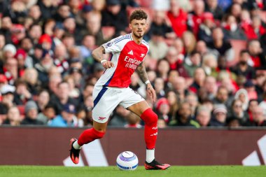 Arsenal 'den Ben White, 22 Şubat 2025' te Birleşik Krallık 'taki Emirates Stadyumu' nda oynanan Premier League maçında topla koşuyor.