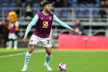 Burnley 'den Josh Laurent, 21 Şubat 2025' te Burnley, Burnley, İngiltere 'deki Turf Moor maçında Burnley' e karşı oynadığı Gökyüzü İddia Şampiyonası maçında topu ayaklarının dibine aldı.