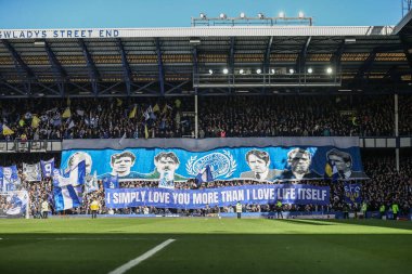 Everton taraftarları 22 Şubat 2025 tarihinde İngiltere 'nin Liverpool kentinde Goodison Park' ta oynanan Premier League maçı sırasında Howard Kendall Gwladys Street End 'de pankart kaldırdılar.