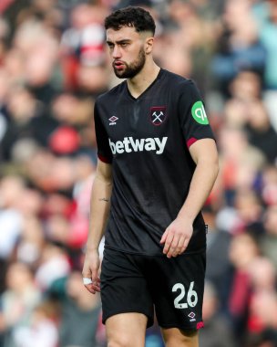 West Ham United takımının oyuncusu Maximilian Kilman, 22 Şubat 2025 'te Birleşik Krallık' taki Emirates Stadyumu 'nda oynanan Premier League maçında Arsenal' e karşı West Ham United 'ı izliyor.