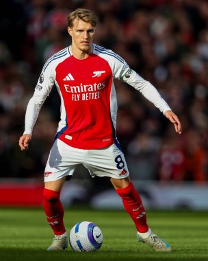 Arsenal 'den Martin Odegaard, 22 Şubat 2025' te Birleşik Krallık 'ın Emirates Stadyumu' nda oynanan Premier League maçında topla koşuyor.