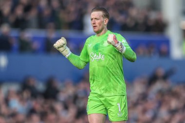 Everton 'dan Jordan Pickford, 22 Şubat 2025 tarihinde İngiltere' nin Liverpool kenti Goodison Park 'ta oynanan Premier League maçında Everton-Manchester United maçında Everton' dan gelen golü kutluyor.