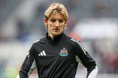 Newcastle United takımından Anthony Gordon, 23 Şubat 2025 'te İngiltere' de St. James 's Park, Newcastle' da oynanan Premier League karşılaşması öncesinde ısınıyor.