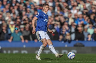 Everton 'dan Vitaliy Mykolenko, 22 Şubat 2025 tarihinde İngiltere' nin Liverpool kentinde Goodison Park 'ta oynanan Premier League maçında topu geçti.
