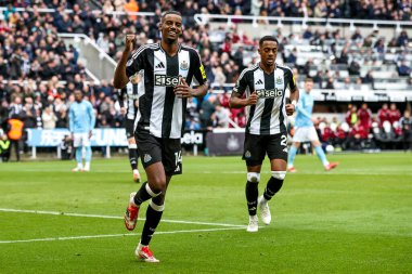 Newcastle United takımından Alexander Isak, 23 Şubat 2025 'te İngiltere' nin Newcastle kentindeki St. James 's Park' ta oynanan Premier League maçı Newcastle United - Nottingham Forest maçında 3-1 'lik galibiyetini kutluyor.