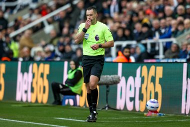 Hakem Jarred Gillett, İngiltere 'nin Newcastle şehrindeki St. James' s Park 'ta oynanan Premier League maçı sırasında hentbol için ceza aldı.