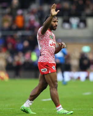 Leigh Leopar takımından Edwin Ipape, 23 Şubat 2025 'te Leigh Spor Köyü, Leigh, İngiltere' de oynanan Betfred Süper Lig 2. Raundunda Leigh Leopards 'a karşı Huddersfield Giants maçının ardından ev sahibi taraftarları alkışlıyor.