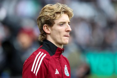 Newcastle United takımından Anthony Gordon, 23 Şubat 2025 'te İngiltere, Newcastle' daki St. James 's Park' ta oynanan Premier League maçı öncesinde tünelden çıktı.
