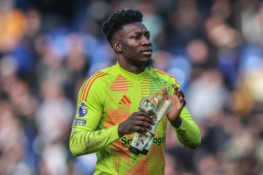 Manchester United takımından Andr Onana, 22 Şubat 2025 tarihinde Goodison Park, Liverpool 'da oynanan Premier League maçında taraftarları alkışlıyor.