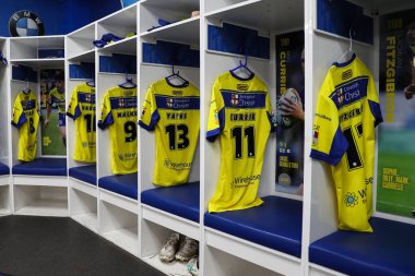 Warrington Wolves oyuncularının tişörtü, 21 Şubat 2025 'te Warrington, İngiltere' deki Luke Littler Stadyumu 'nda oynanan Warrington Wolves - Catalans maçında soyunma odasında asılı.