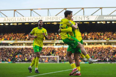 Norwich City 'den Lucien Mahovo, Norwich City' den Anis Slimane, Norwich City 'den Kellen Fisher Norwich' in Norwich City - Stoke City maçı sırasında 22 Şubat 2025 'te Norwich City' nin dördüncü golünü atmasını kutluyorlar.