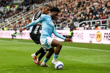 Nottingham Ormanı 'ndan Ola Aina, Premier League maçı sırasında Newcastle United' ın Nottingham Ormanı 'na karşı St. James' s Park, Newcastle, Birleşik Krallık 'ta 23 Şubat 2025 tarihinde oynanan karşılaşmada Newcastle United' tan Alexander Isak tarafından baskı altına alındı.