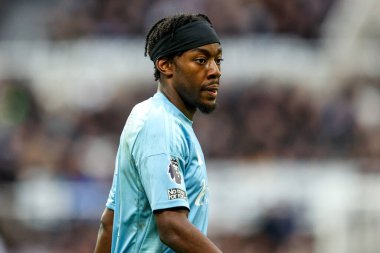 Nottingham Ormanı 'ndan Anthony Elanga, Premier League maçı sırasında St.James' s Park, Newcastle, İngiltere 'de oynanan Newcastle United - Nottingham Forest maçına bakıyor.