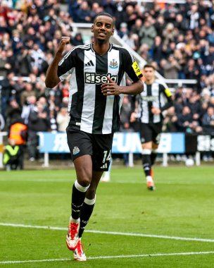 Newcastle United takımından Alexander Isak, 23 Şubat 2025 'te İngiltere' nin Newcastle kentindeki St. James 's Park' ta oynanan Premier League maçı Newcastle United - Nottingham Forest maçında 3-1 'lik galibiyetini kutluyor.