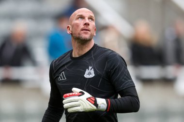Newcastle United takımından John Ruddy, İngiltere 'nin Newcastle şehrindeki St. James' s Park 'ta oynanan Premier League maçı öncesinde ısınıyor.