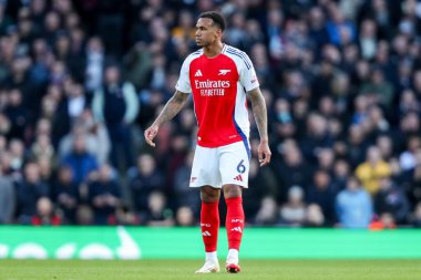 Gabriel of Arsenal, 22 Şubat 2025 tarihinde Birleşik Krallık 'taki Emirates Stadyumu' nda oynanan Premier League maçında Arsenal ile West Ham United 'ı izliyor.