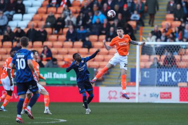 Blackpool 'dan Oliver Casey 21 Şubat 2025' te Bloomfield Road, Blackpool 'da oynanan Blackpool - Crawley Town maçında topa liderlik ediyor.