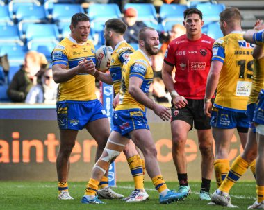 Ryan Hall of Leeds Rhinos, 22 Şubat 2025 'te Salford Community Stadyumu' nda oynanan Betfred Süper Lig karşılaşması Salford Red Devils - Leeds Rhinos maçında denemesini kutluyor.