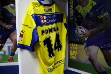 Warrington Wolves 'dan Sam Powell' ın gömleği, 21 Şubat 2025 'te Warrington, İngiltere' deki Luke Littler Stadyumu 'nda oynanan Warrington Wolves-Catalans maçında soyunma odasında asılı.