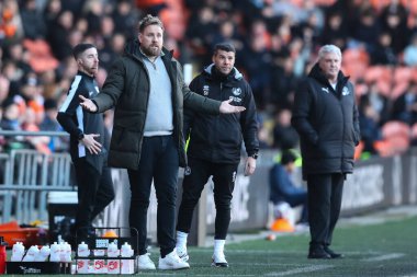 Crawley Town 'un baş antrenörü Robert Elliott, 21 Şubat 2025' te Bloomfield Road, Blackpool 'da oynanan Blackpool - Crawley Town maçında tepki gösterdi.