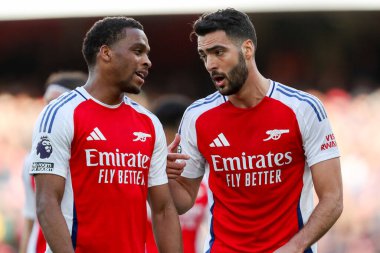 Jurrien Timber, 22 Şubat 2025 tarihinde Londra 'daki Emirates Stadyumu' nda oynanan Premier League maçında Arsenal ile West Ham United arasında Arsenal maçında Arsenal 'den Mikel Merino ile konuştu.