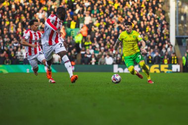 Norwich City 'den Borja Sainz, 22 Şubat 2025 tarihinde Norwich City ile Stoke City arasındaki maçta topu sahaya sürüyor.