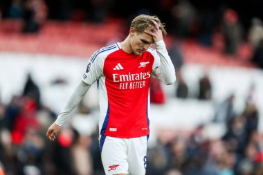 Arsenal 'den Martin Odegaard, 22 Şubat 2025' te Birleşik Krallık 'ın Emirates Stadyumu' nda oynanan Premier League karşılaşması Arsenal - West Ham United maçının yenilgisi üzerine üzgün görünüyor.