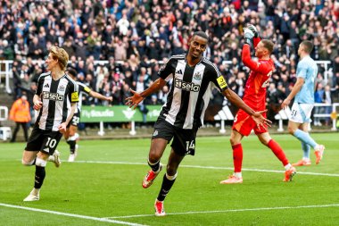 Newcastle United 'tan Alexander Isak, Premier League maçı Newcastle United ve Nottingham Forest maçında 23 Şubat 2025' te St. James 's Park, Newcastle, İngiltere' de 4-1 kazanma hedefini kutluyor.