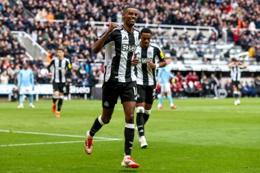 Newcastle United takımından Alexander Isak, 23 Şubat 2025 'te İngiltere' nin Newcastle kentindeki St. James 's Park' ta oynanan Premier League maçı Newcastle United - Nottingham Forest maçında 3-1 'lik galibiyetini kutluyor.