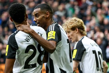 Newcastle United takımından Alexander Isak, Premier League maçı Newcastle United ve Nottingham Forest maçında 23 Şubat 2025 'te St. James' s Park, Newcastle, İngiltere 'de 4-1' lik galibiyetini kutluyor.
