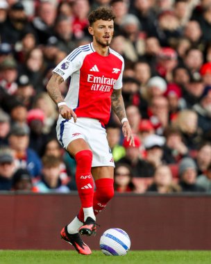 Arsenal 'den Ben White, 22 Şubat 2025' te Birleşik Krallık 'taki Emirates Stadyumu' nda oynanan Premier League maçında topla koşuyor.