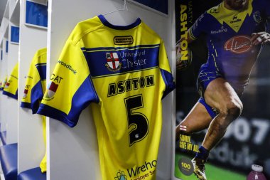 Warrington Wolves 'dan Matty Ashton' ın gömleği, 21 Şubat 2025 'te Warrington, İngiltere' deki Luke Littler Stadyumu 'nda oynanan Warrington Wolves ve Catalans Dragons maçında soyunma odasında asılı.