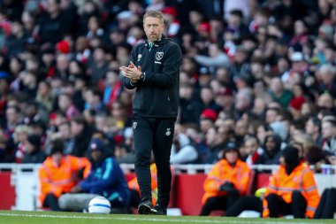 West Ham United takımından Graham Potter 22 Şubat 2025 tarihinde Birleşik Krallık 'taki Emirates Stadyumu' nda oynanan Premier League karşılaşmasında tepki gösterdi.