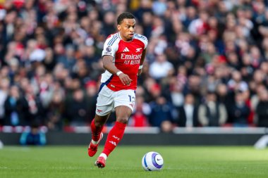 Arsenal 'den Jurrien Timber, 22 Şubat 2025' te Birleşik Krallık 'ın Emirates Stadyumu' nda oynanan Premier League maçında topu fırlattı.