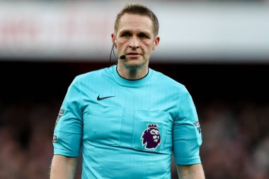 Hakem Craig Pawson, 22 Şubat 2025 tarihinde Birleşik Krallık 'taki Emirates Stadyumu' nda oynanan Premier Lig karşılaşmasında Arsenal 'e karşı West Ham United' ı izliyor.