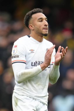 Luton Town 'dan Jacob Brown, 23 Şubat 2025' te Watford - Luton Town maçı sonrasında taraftarlarını alkışlıyor.