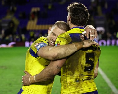 Warrington Wolves 'tan Matt Dufty, İngiltere' nin Warrington kentindeki Luke Littler Stadyumu 'nda oynanan Warrington Wolves - Catalans Dragons maçında kazandığı zaferi kutlayan Warrington Wolves takımından Matty Ashton' ı kucaklıyor.