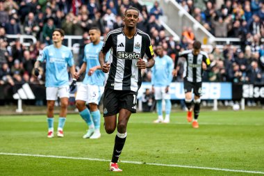 Newcastle United takımından Alexander Isak, 23 Şubat 2025 'te İngiltere' nin Newcastle kentindeki St. James 's Park' ta oynanan Premier League maçı Newcastle United - Nottingham Forest maçında 3-1 'lik galibiyetini kutluyor.