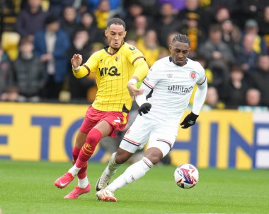 Luton Town 'dan Amari' i Bell ve Watford 'dan Thomas Ince 23 Şubat 2025' te Watford-Luton Town 'da oynanan Sky Bet Şampiyonası karşılaşmasında top için mücadele ettiler.