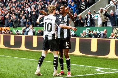 Newcastle United 'tan Alexander Isak, 23 Şubat 2025' te İngiltere 'nin Newcastle kentinde oynanan Premier League maçı Newcastle United - Nottingham Forest maçında Anthony Gordon ile yaptığı maçı 4-1 kazanarak golünü kutluyor.