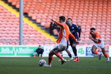 Blackpool 'dan Lee Evans, 21 Şubat 2025' te Bloomfield Road, Blackpool 'da oynanan Blackpool-Crawley Town maçında 3-1 berabere kaldığı için penaltı aldı.