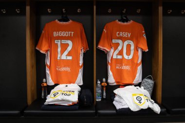 Blackpool 'dan Elkan Baggott ve Blackpool' dan Oliver Casey 'nin ev tişörtleri 21 Şubat 2025' te Bloomfield Road, Blackpool 'daki Blackpool-Crawley Town maçı öncesinde soyunma odasında.