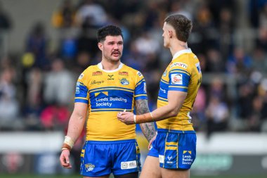 Leeds Rhinos 'tan James Bentley ve Leeds Rhinos' tan Ash Handley, 22 Şubat 2025 'te İngiltere' nin Eccles kentindeki Salford Stadyumu 'nda oynanan Betfred Süper Lig karşılaşmasında oynadıkları molada konuştular.