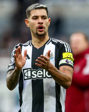 Newcastle United takımının oyuncusu Bruno Guimaraes, Premier League maçı Newcastle United 'ın Nottingham Ormanı' na karşı 23 Şubat 2025 'te St. James' s Park, Newcastle, İngiltere 'de kazandığı galibiyet sonrasında taraftarlarıyla birlikte kutluyor.