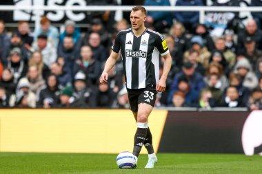 Newcastle United takımından Dan Burn, 23 Şubat 2025 'te İngiltere' nin Newcastle kentindeki St. James 's Park' ta oynanan Premier League maçı sırasında topla koşuyor.