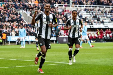 Newcastle United takımından Alexander Isak, 23 Şubat 2025 'te İngiltere' nin Newcastle kentindeki St. James 's Park' ta oynanan Premier League maçı Newcastle United - Nottingham Forest maçında 3-1 'lik galibiyetini kutluyor.