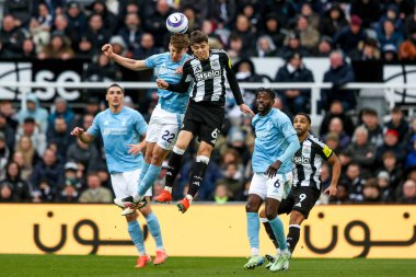 Nottingham Ormanı 'ndan Ryan Yates, Premier Lig maçı Newcastle United - Nottingham Forest maçında Newcastle United ile birlikte 23 Şubat 2025' te St. James 's Park, Newcastle, İngiltere' de topa atladı.