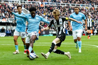Newcastle United takımından Anthony Gordon, Premier Lig maçı Newcastle United ile Nottingham Forest maçında 23 Şubat 2025 'te St. James' s Park, Newcastle 'da karşı karşıya geldi.